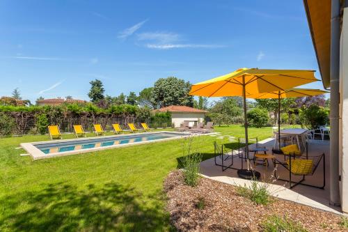 Bazén v ubytování Maison Lyon Ecully piscine climatisation de 250 M2 nebo v jeho okolí