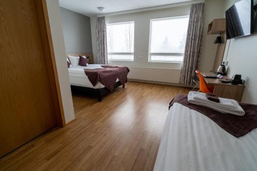 Una cama o camas en una habitación de Hótel Valaskjálf