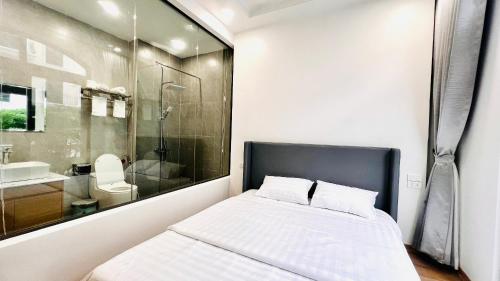 a small bedroom with a bed and a bathroom at The Muse 3 in Ðố Sơn