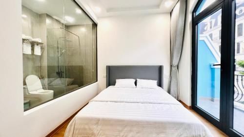 a small bedroom with a bed and a window at The Muse 3 in Ðố Sơn