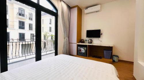 a bedroom with a bed and a large window at The Muse 3 in Ðố Sơn