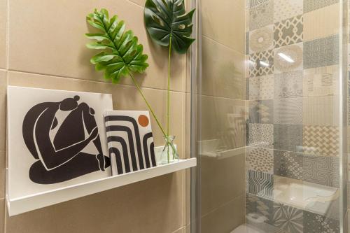 Un baño con un estante con la imagen de una mujer. en Apartamento Santa Clara 1, en Jerez de la Frontera