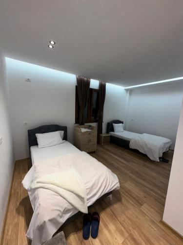 Katil atau katil-katil dalam bilik di Guesthouse Dritan Selimaj