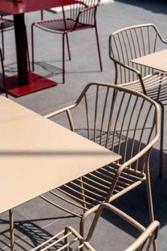 a group of tables and chairs in a cafe at Casa Guttmann in Rome