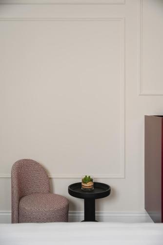 a living room with two chairs and a table at Casa Guttmann in Rome