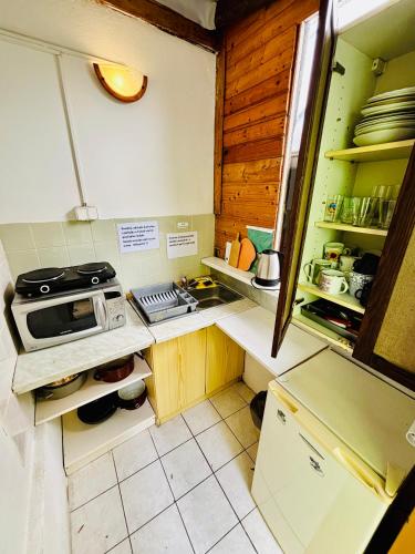a small kitchen with a sink and a stove at Penzion a Chatový Camp Havraníky u NP Podyjí in Havraníky