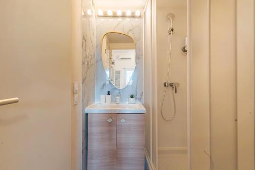 un baño con lavabo y espejo en Charming 2 bedroom House With Pool, en Eyguières