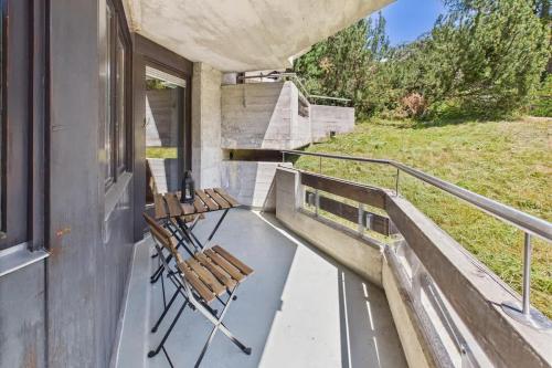 two benches sitting on the balcony of a house at Easystay Modernes Budget-Zimmer im Zentrum von Saas-Fee in Saas-Fee