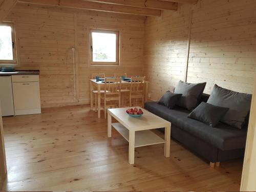 un salon avec un canapé et une table dans l'établissement Bungalow in Miedzyzdroje near the Beach, à Międzyzdroje