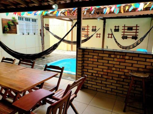 patio ze stołem, hamakami i basenem w obiekcie Casa Campina Grande-PB, Piscina, Wifi, Ar. w mieście Campina Grande