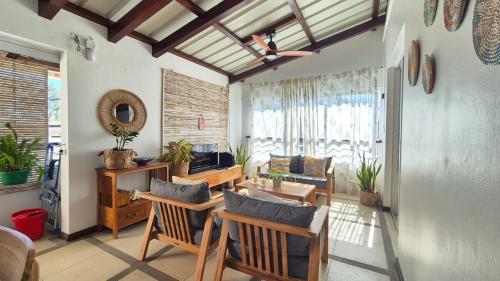 a living room with chairs and a table and a mirror at Penthouse de 2 chambres, accès directe à la plage, Bain Boeuf in Bain Boeuf
