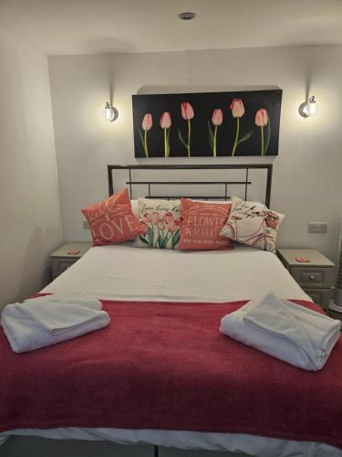 Ένα ή περισσότερα κρεβάτια σε δωμάτιο στο Ruth's Refresh Country Retreat with Private Hot Tub