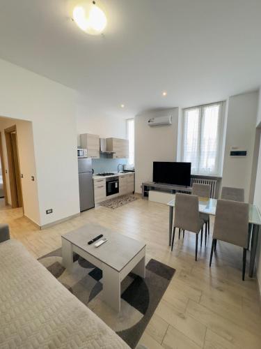 una sala de estar con un sofá y una mesa en Era apartments 2, en Caponago