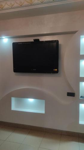 a flat screen tv hanging on a wall at Riyad maison in Ifrane