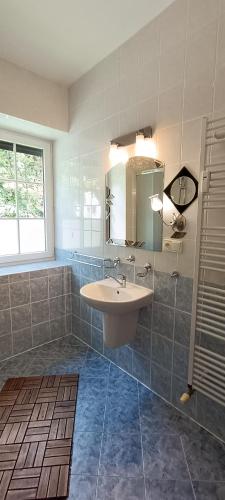 Ένα μπάνιο στο Apartments White - Hill