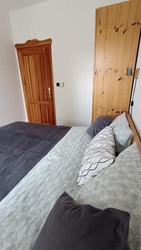 Ένα ή περισσότερα κρεβάτια σε δωμάτιο στο Apartments White - Hill