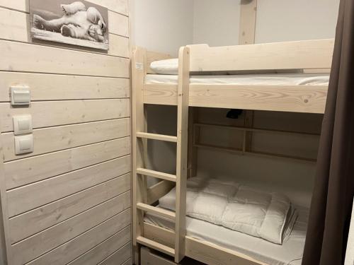 a bunk bed room with two bunk beds at Résidence Le Portillo - Piscine - Studio pour 4 Personnes MAE-5303 in Gourette