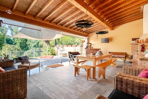 a living room with a table and chairs at Casa de Campo do Telhado Caldelas in Caldelas