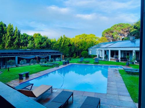 La alberca dentro o cerca de Constantia Winelands Lodge