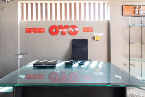 an office with an oo sign and a glass desk at Hotel O Home Stay in Kanāria