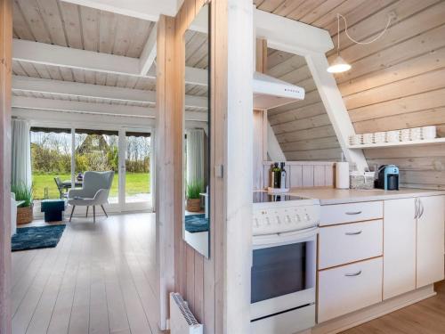 Cuisine ou kitchenette dans l'établissement Holiday Home Erly - 18km to the fjord by Interhome