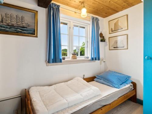 Postel nebo postele na pokoji v ubytování Holiday Home Leoni - 115m from the sea by Interhome