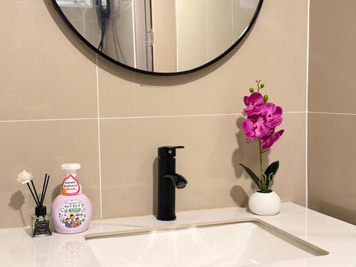 a bathroom sink with a black faucet and a mirror at 豪华市中心联排别墅-暹罗百丽宫-siam in Pratunam