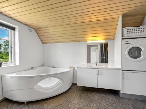 Bilik mandi di Holiday Home Birette - 1-2km from the sea by Interhome