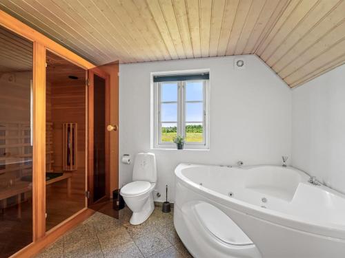 Bilik mandi di Holiday Home Birette - 1-2km from the sea by Interhome