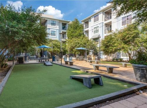 Κήπος έξω από το Frisco Vibes With Pool Gym and Elegant 1BR Apart