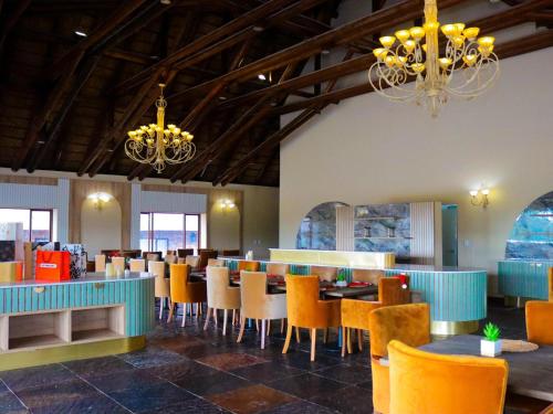 Un restaurante u otro lugar para comer en Keleo Safari Lodge
