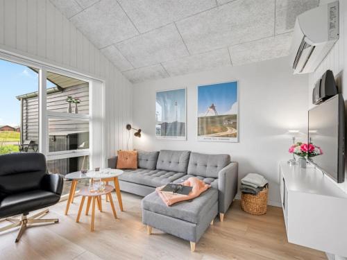 Μια τηλεόραση ή/και κέντρο ψυχαγωγίας στο Apartment Antonelle - from the sea by Interhome