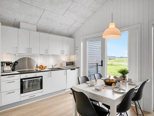Η κουζίνα ή μικρή κουζίνα στο Apartment Antonelle - from the sea by Interhome