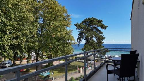 a balcony with a chair and a view of the ocean at Feriendomizil Strandblick Feriendomizil Strandblick Appartement 1 MeerBlick in Haffkrug