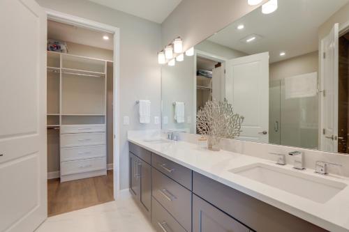 Chic Getaway in Bradenton with Pool Access في Lorraine: حمام به مغسلتين ومرآة كبيرة