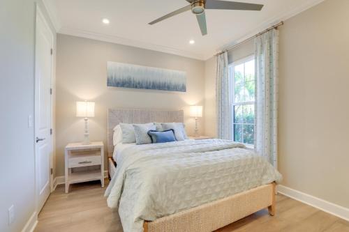 Chic Getaway in Bradenton with Pool Access في Lorraine: غرفة نوم بها سرير ومروحة سقف