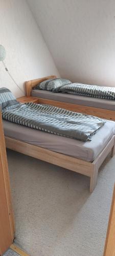 two twin beds sitting next to each other in a room at Deichblick in Tespe