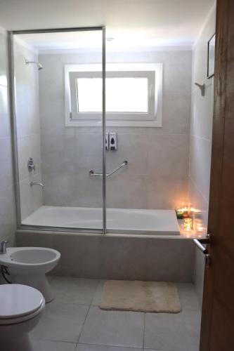 Bilik mandi di Cipreses Lodge