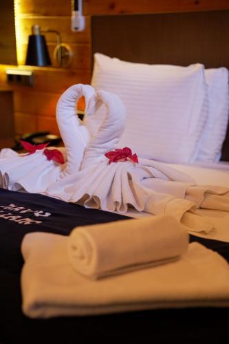 Una cama o camas en una habitación de Navy Inn