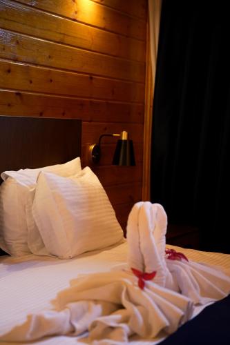 Una cama o camas en una habitación de Navy Inn