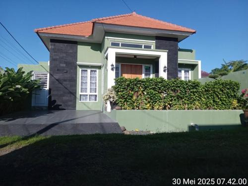 Tòa nhà nơi biệt thự tọa lạc