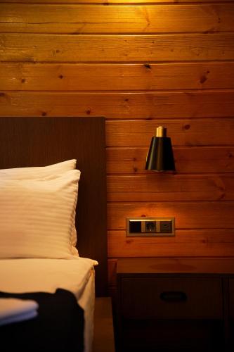Una cama o camas en una habitación de Navy Inn