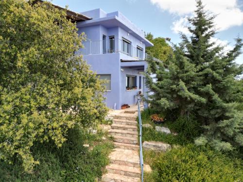 a house with stairs leading up to it at אלגריה - ווילה מהממת עם 4 חדרי שינה ונוף משגע בכמון in Kammon