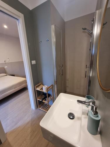 アルタムーラにあるB&B Luna Rossaのバスルーム(シンク、シャワー付)、ベッド1台が備わります。
