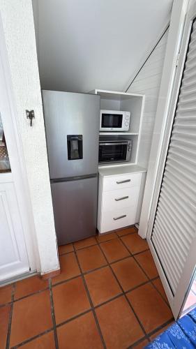 Il comprend une petite cuisine équipée d'un four micro-ondes. dans l'établissement Studio Anse des Rochers, à Saint-François