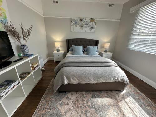 Ένα ή περισσότερα κρεβάτια σε δωμάτιο στο Daisy Cottage on Duke 2BR