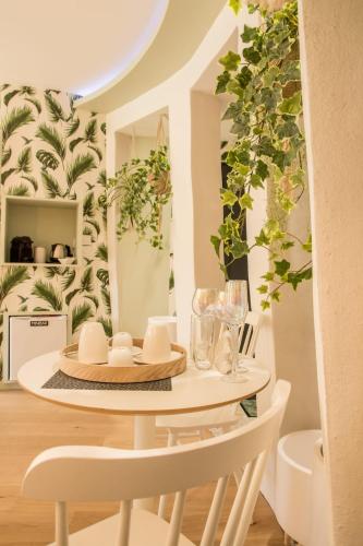 une salle à manger avec une table et des chaises dans l'établissement LOVEROOM & SPA & André, à Trévoux
