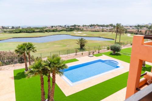 Zonnig verblijf met zee-, golf- en zwembadzicht