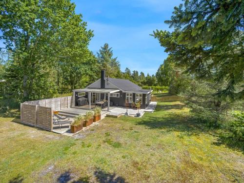 ein winziges Haus inmitten eines Gartens in der Unterkunft Holiday Home Marise - from the sea by Interhome in Hals