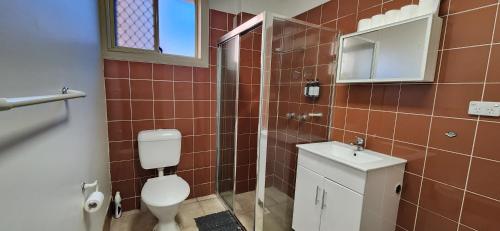 Un baño con inodoro, ducha y lavabo. en 2BR 1BATH FLAT - by FCLROOM in CAMPERDOWN SYDNEY, en Sídney
